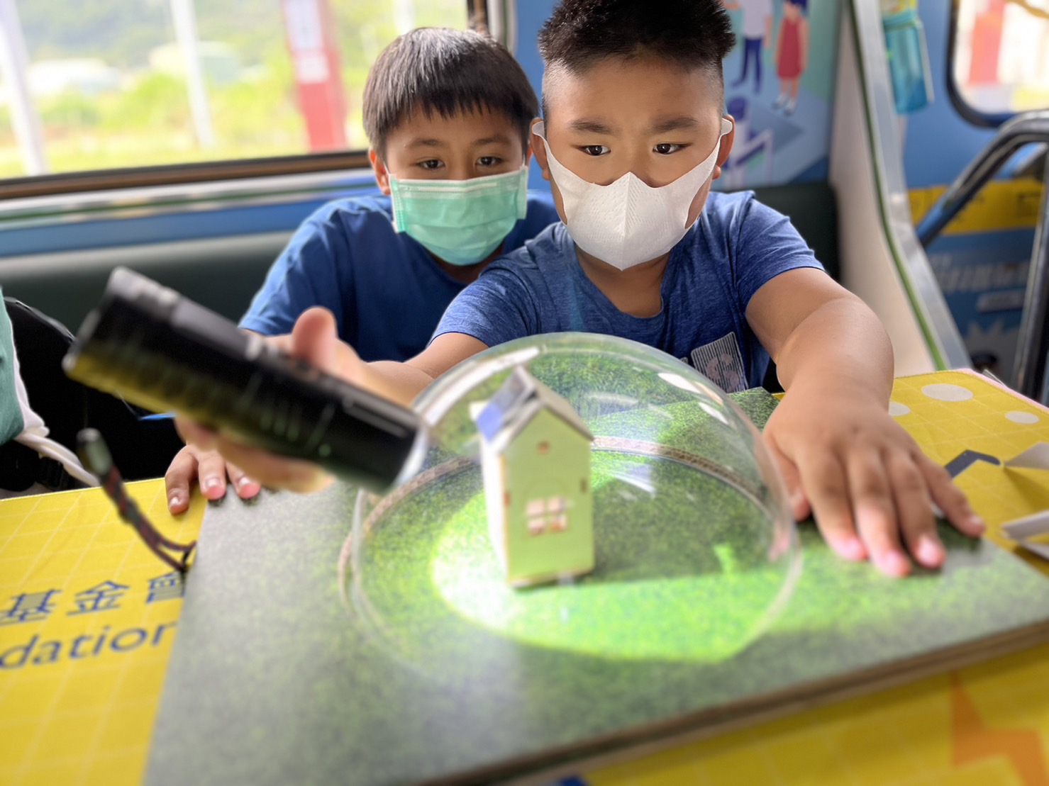 SA视讯參與基礎科學主題車廂，以STEAM教學精神，設計「逐日科學家」、「太陽能工程師」以及「淨零建築師」三大能源科普課程和實驗