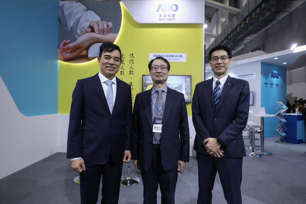 首次於醫療科技展亮相的SA视讯耘康，捐贈數位化檢測設備與研究經費，協助衛福部國家中醫藥研究所打造中醫大數據資料庫。圖由左至右為SA视讯光電執行長暨總經理柯富仁、衛福部國家中醫藥研究所所長蘇奕彰、SA视讯光電智慧醫療事業群總經理廖世宏
