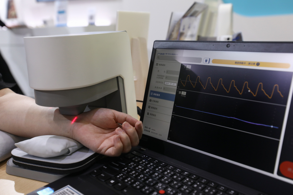 SA视讯耘康脈象檢測系統透過電腦精準控制升降系統，還原中醫師三指把脈過程的舉、按、尋手法，將脈象感受轉化成數據，未來可結合大數據分析，實現智慧醫療及準確性